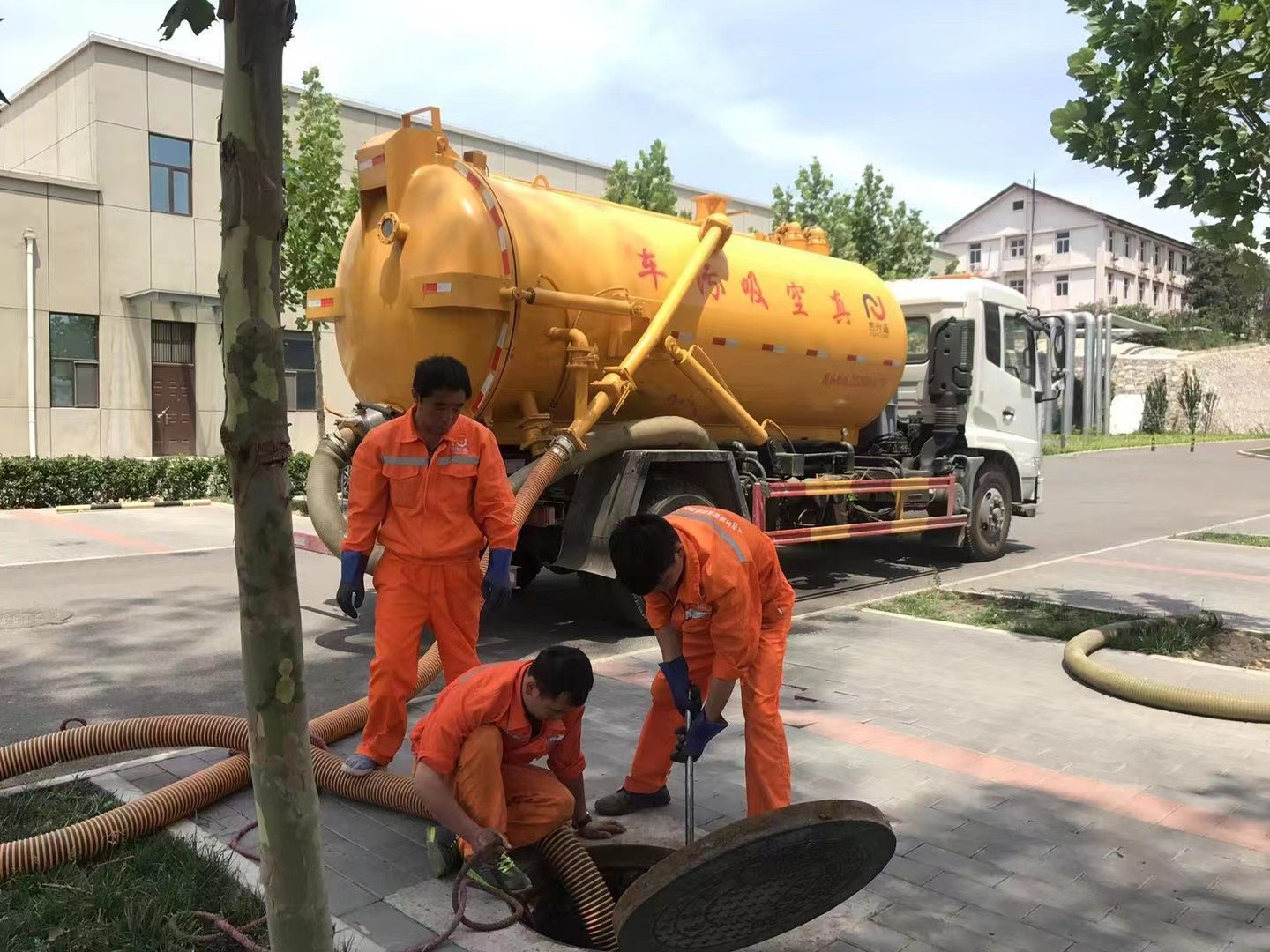 饶平管道疏通车停在窨井附近