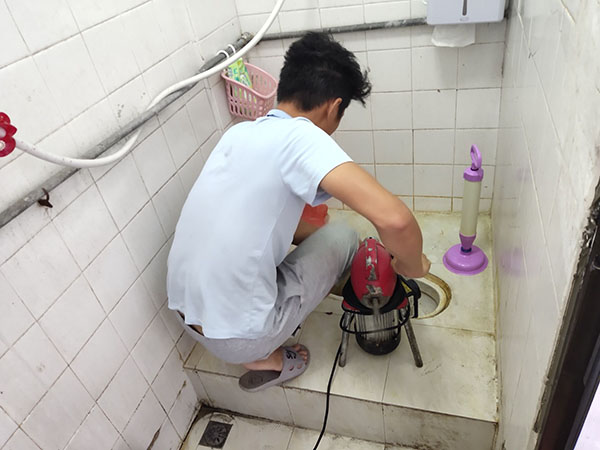 饶平管道堵塞冒臭气 专业师傅现场解决问题